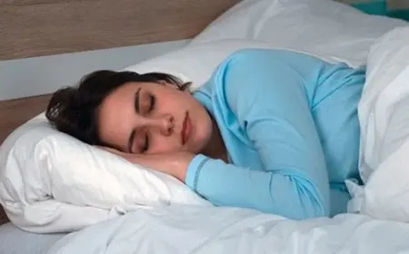 وسادة بين الساقين لتعزيز راحة النوم وخفض ضغط العمود الفقري اكتشف أفضل وضعيات النوم في الفيديو