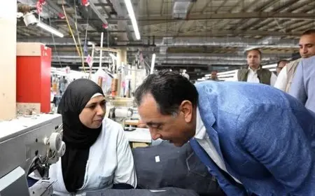 رئيس الوزراء يزور مصنع تي آند سي للملابس الجاهزة ويعلن تصديره لـ 55 دولة