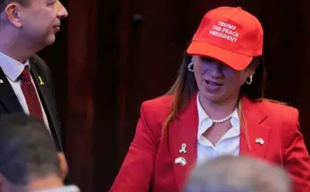 أعضاء الكنيست الإسرائيلي يتخطون القبعة اليهودية ويلبسون قبعات ترامب الحمراء