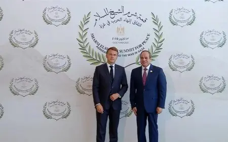 ماكرون يظهر رد فعل مفاجئ عند لقاء الرئيس السيسي خلال قمة السلام