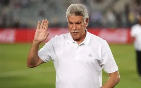 عمر جابر ومدير الكرة بالزمالك يقومان بزيارة حسن شحاتة للاطمئنان على صحته