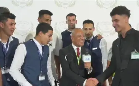 أحمد موسى يثير دهشة الشباب المصري في قمة شرم الشيخ للسلام ويقدم لهم تحية مباشرة على الهواء