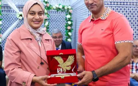 ياسر لبيب يقدم درع الأهلي هدية إلى منطقة الدار البيضاء سطات