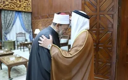 سفير الإمارات الجديد في مصر يبرز الاحترام بقبلته لجبهة شيخ الأزهر