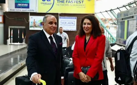 سفير مصر في بوروندي يستقبل بعثة الأهلي لدى وصولها إلى المطار