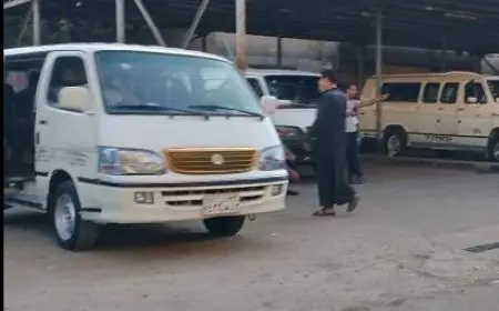 توقيف سيارة بسبب مخالفة تعريفة الركوب والحمولة الزائدة في موقف تلا شبين الكوم