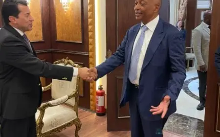 وزير الرياضة يلتقي رئيس الاتحاد الإفريقي لكرة القدم لتعزيز التعاون الرياضي