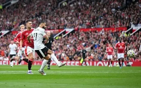 قمة مثيرة تجمع ليفربول ومانشستر يونايتد في سباق استعادة التوازن في البريميرليج