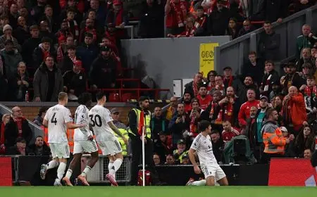 مانشستر يونايتد يسحق ليفربول بهدفين في صراع الدوري الإنجليزي