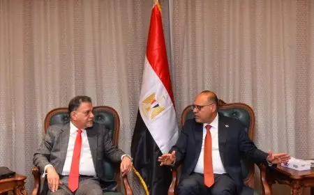 وزير العمل يلتقي نائب رئيس غرفة تجارة قطر لمناقشة تعزيز التعاون ونتائج زيارة الدوحة