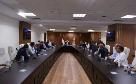 وزير العمل يعلن عن تشكيل لجنة مشتركة لتعزيز التواصل وتسهيل الاستثمار في البلاد