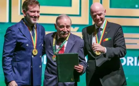 رئيس الفيفا يحصل على وسام الاستحقاق الذهبي الكبير من بوليفيا لتعزيز كرة القدم العالمية