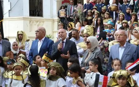 محافظ القاهرة يحتفل مع طلاب مدرسة قصر الدوبارة في المتحف المصري الكبير