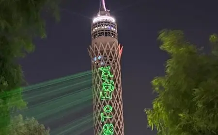 إضاءة برج القاهرة بعبارات ترحيب رائعة استعدادا للافتتاح المرتقب للمتحف المصري الكبير