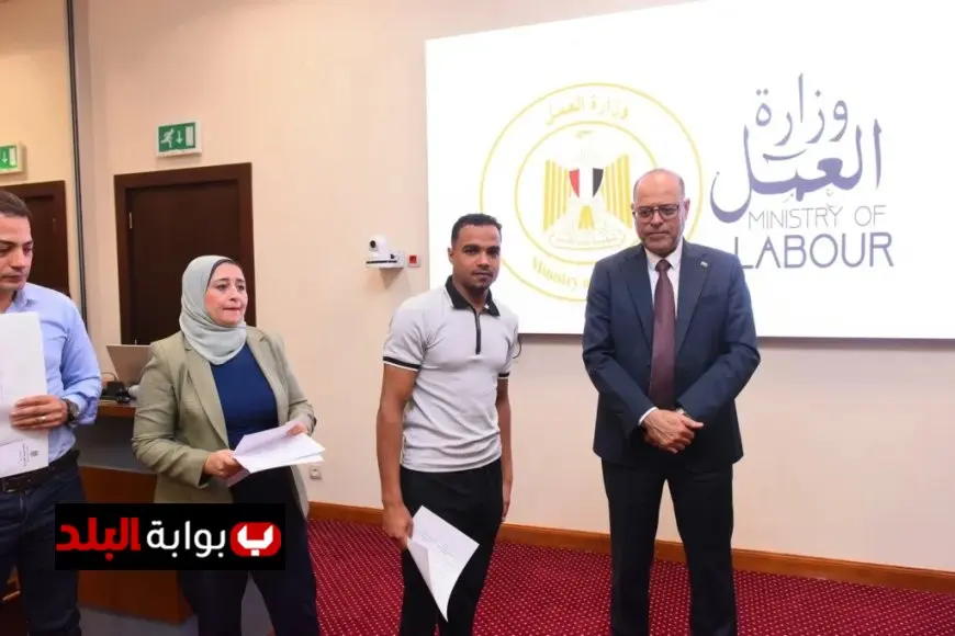 وزير العمل يوزع عقود عمل للمرشحين في القطاع الزراعي بالأردن
