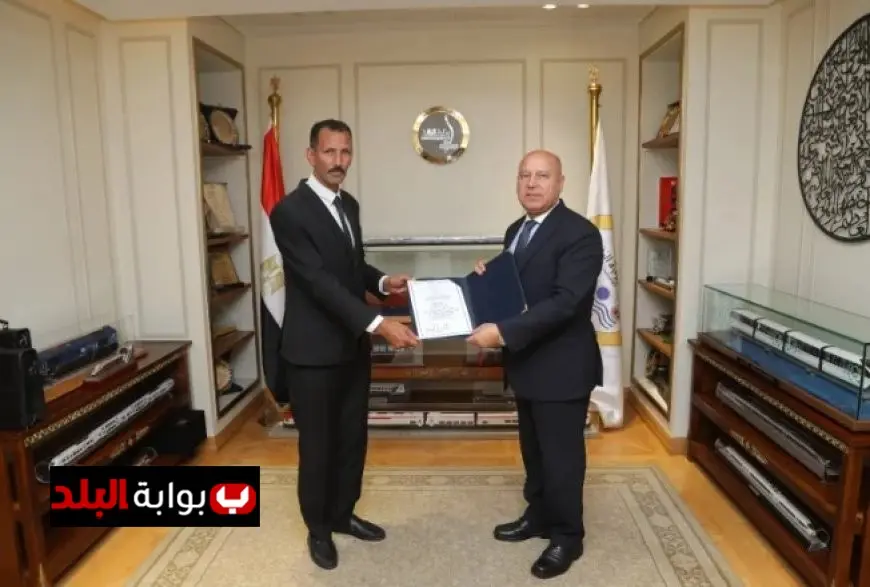 كامل الوزير يكرم سائق أتوبيس أنقذ مليون جنيه مفقودة تعود لفتاتين أجنبيتين