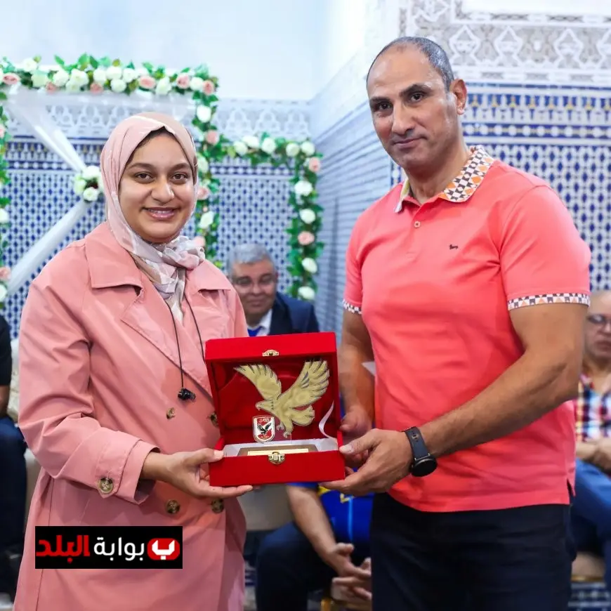 ياسر لبيب يقدم درع الأهلي هدية إلى منطقة الدار البيضاء سطات