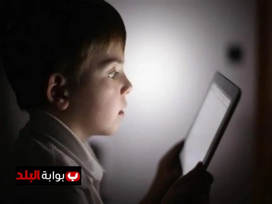 استشاري نفسي يحذر من خطورة التلفزيون والهاتف على صحة الأطفال تحت عنوان السعادة القاتلة