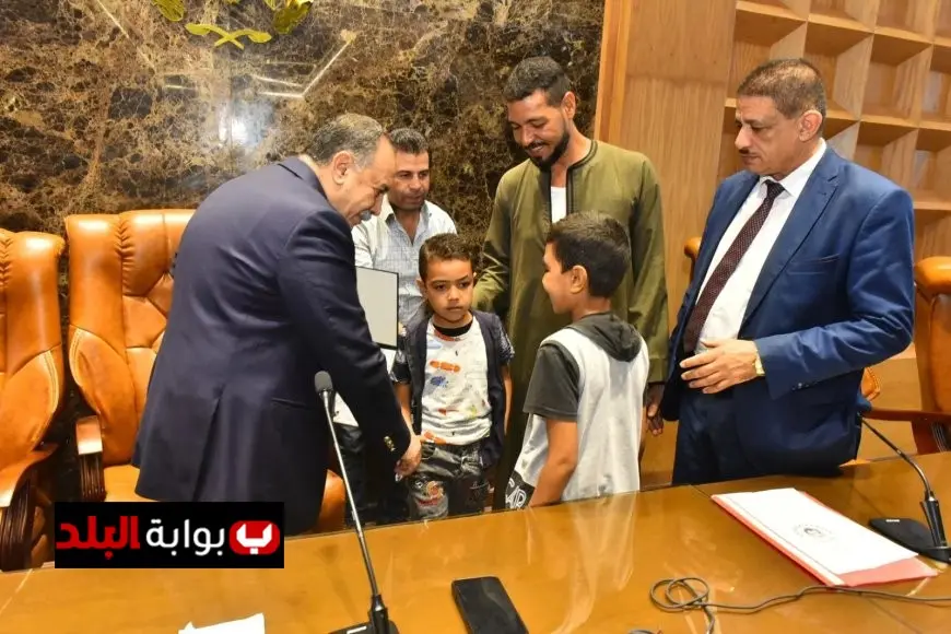 محافظ أسيوط يكرم بطل الإنسانية الذي أنقذ أطفال تروسيكل منقباد من الغرق
