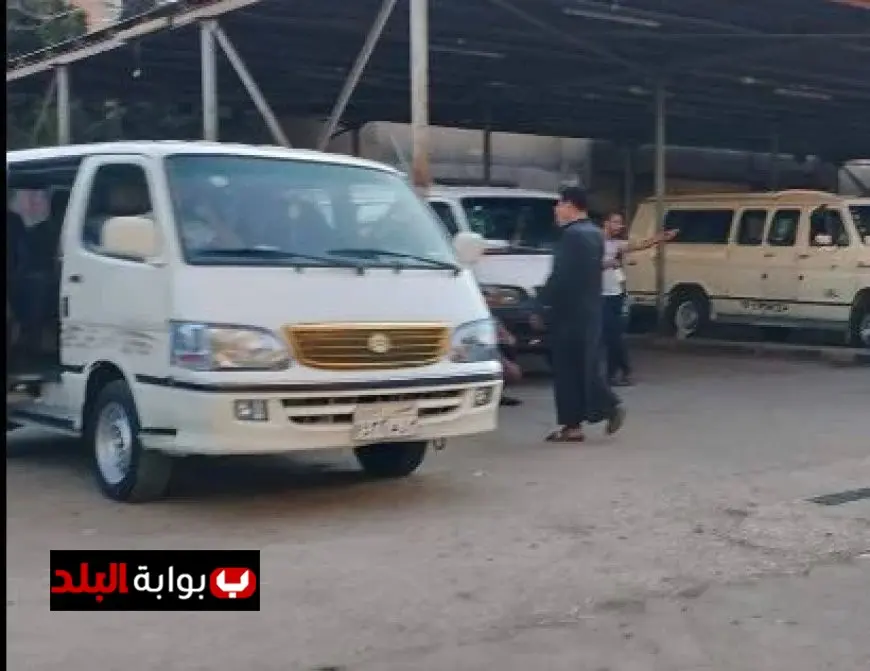 توقيف سيارة بسبب مخالفة تعريفة الركوب والحمولة الزائدة في موقف تلا شبين الكوم