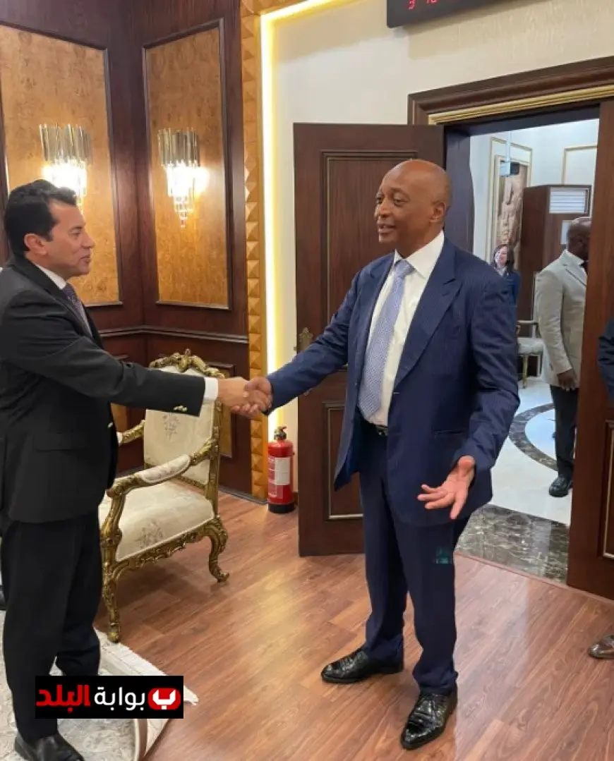 وزير الرياضة يلتقي رئيس الاتحاد الإفريقي لكرة القدم لتعزيز التعاون الرياضي