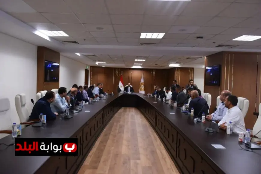 وزير العمل يعلن عن تشكيل لجنة مشتركة لتعزيز التواصل وتسهيل الاستثمار في البلاد