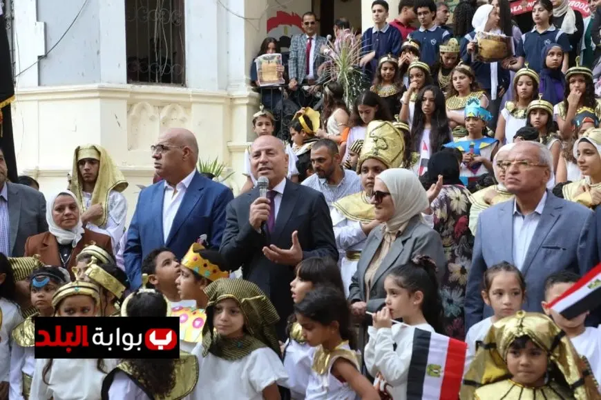 محافظ القاهرة يحتفل مع طلاب مدرسة قصر الدوبارة في المتحف المصري الكبير