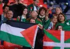 أعلام فلسطين تتلألأ في ملعب سان ماميس خلال مباراة ودية بين منتخب الفدائي وإقليم الباسك