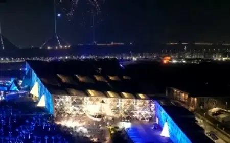 سماء الأهرامات تتلألأ بمشاهد فرعونية ساحرة تجذب الأنظار من جميع أنحاء العالم