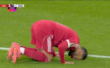 محمد صلاح يقود ليفربول للتقدم بتسجيل هدف رائع في شباك أستون فيلا