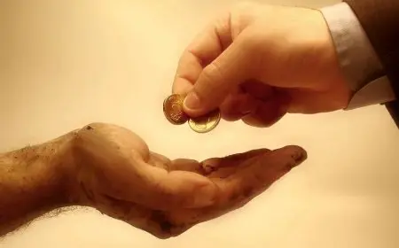 الزكاة لشخص واحد فقط أم أكثر؟ ردود دينا أبو الخير تثير النقاش