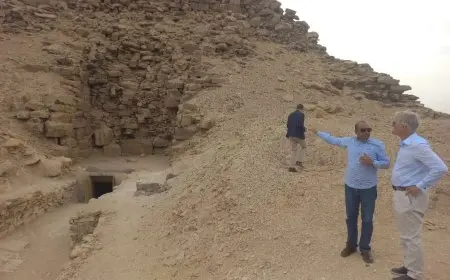 ملك بلجيكا يثني على عبقرية الفراعنة خلال زيارته لأهرامات ملوك الشمس في أبوصير