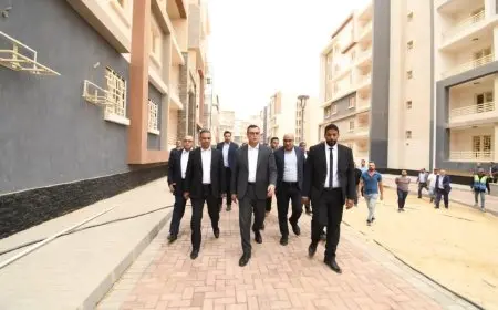 وزير الإسكان يزور مشروع الإسكان المتوسط ويتفقد الطرق في حدائق أكتوبر