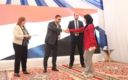 وزير الإسكان يوزع عقود وحدات المبادرة الرئاسية سكن لكل المصريين لتعزيز التمليك في مصر