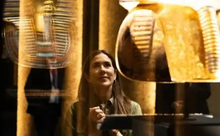 أحمد موسى يكشف كيف تسللت صور ملكة الدنمارك مع قناع توت عنخ آمون إلى عناوين الدعاية بمئات الملايين