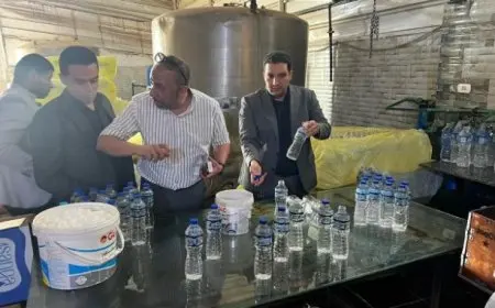 القبض على محطة غير قانونية لتعبئة المياه في القليوبية وضبط 80 ألف زجاجة مياه معدنية