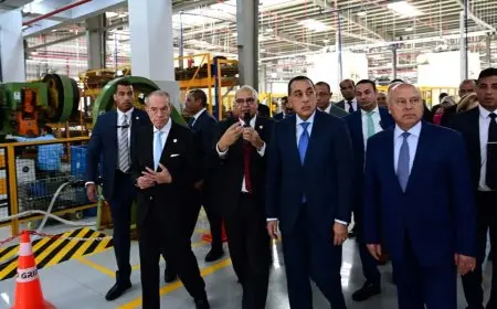 مدبولي يتفقد معرض المنتجات النهائية في مصنع فلاتر المركبات والفلاتر الصناعية