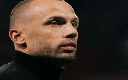 إقالة جون هيتينجا من منصب مدرب أياكس أمستردام الهولندي وتداعيات ذلك على مستقبل الفريق