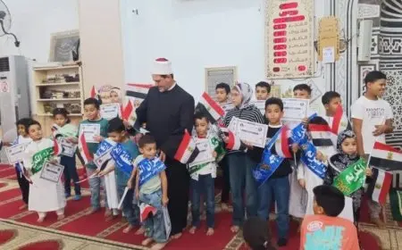 وزير الأوقاف يثني على إمام قام بتوزيع أعلام مصر على الأطفال بعد صلاة الجمعة