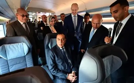 مدبولي يزور أول أتوبيس برمائي محلي الصنع في مصر ويستعرض إمكانياته المتطورة