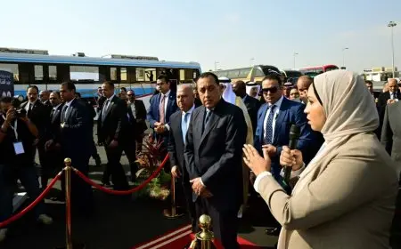 رئيس الوزراء يكشف عن أول قطار مترو جديد من 55 قطارًا للخط الأول في القاهرة