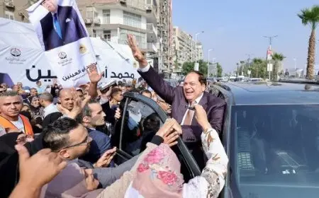 أبو العينين يحتفل بحب ووفاء جمهوره في الجيزة أمام اللجان الانتخابية