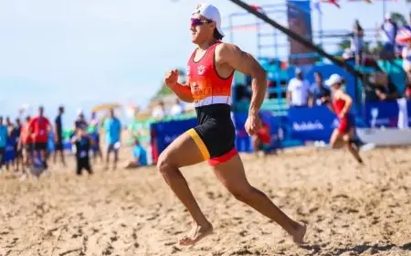 علي حسن يحتفل بتحقيق أول ميدالية تاريخية في رياضة التجديف الشاطئي