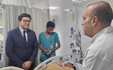 وزير الثقافة يتفقد حالة طلاب أسوان المصابين في حادث إسنا للاطمئنان على صحتهم