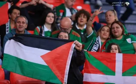 أعلام فلسطين تتلألأ في ملعب سان ماميس خلال مباراة ودية بين منتخب الفدائي وإقليم الباسك