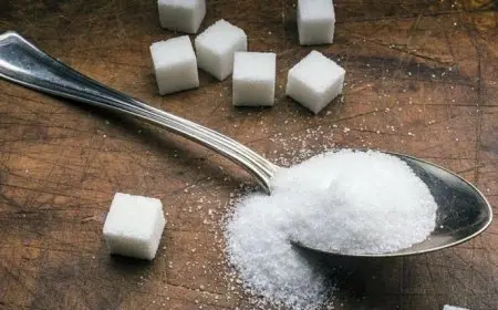 المالية تُطبق قرار حظر استيراد السكر المكرر لمدة 3 أشهر لتعزيز الإنتاج المحلي