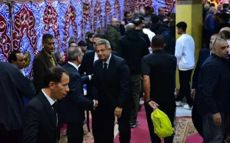 خالد عبد العزيز وممدوح عيد يشاركان في عزاء الفنان محمد صبري