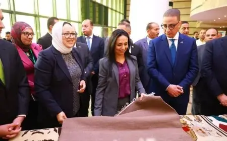 وزيرة التضامن ومحافظ الفيوم يزوران معرض كنزي للحرف اليدوية في ديوان المحافظة