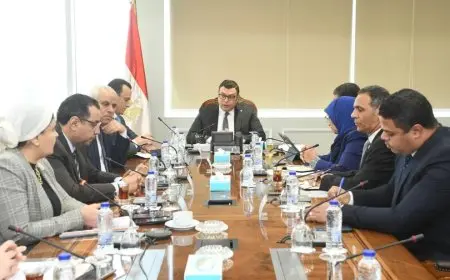 وزير الإسكان يستعرض ضوابط إعلانات الطرق ويعزز المشهد الحضاري للمدن