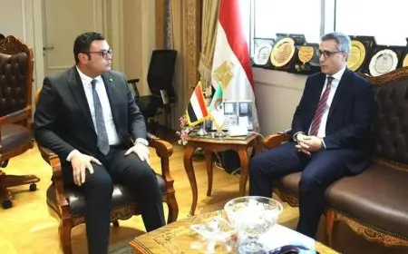وزير الإسكان يلتقي سفير الجزائر بالقاهرة لتعزيز التعاون الثنائي بين البلدين